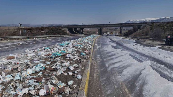 Metrelerce sürüklenen tır alev aldı, yüzlerce çocuk bezi ve deterjan yola savruldu