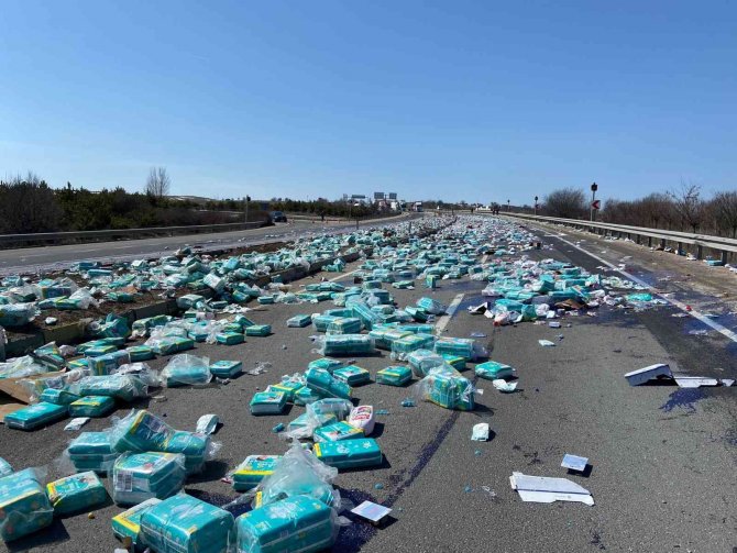 Metrelerce sürüklenen tır alev aldı, yüzlerce çocuk bezi ve deterjan yola savruldu