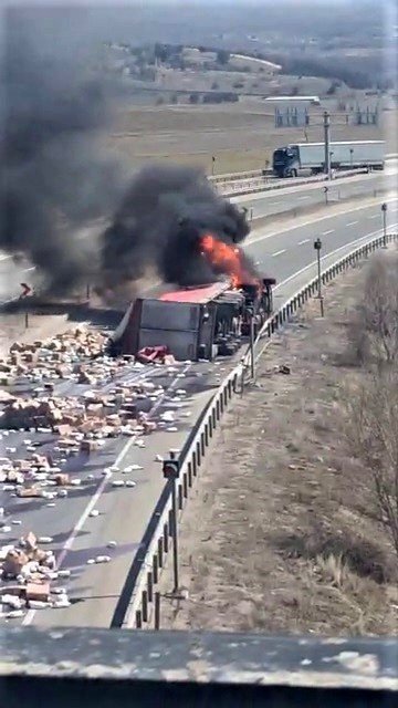 Metrelerce sürüklenen tır alev aldı, yüzlerce çocuk bezi ve deterjan yola savruldu