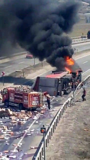 Metrelerce sürüklenen tır alev aldı, yüzlerce çocuk bezi ve deterjan yola savruldu