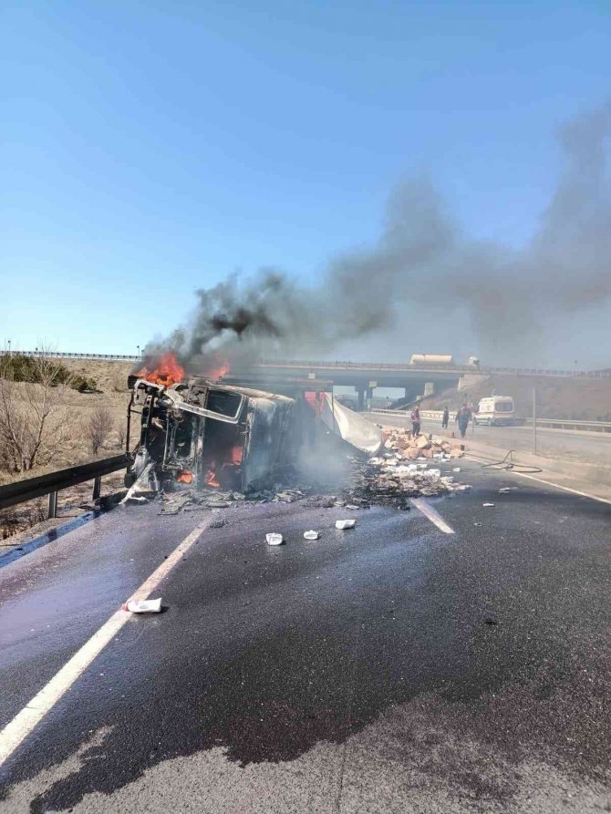 Metrelerce sürüklenen tır alev aldı, yüzlerce çocuk bezi ve deterjan yola savruldu