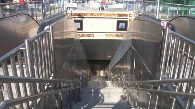 Metro istasyonunda yangın paniği: Seferler durduruldu