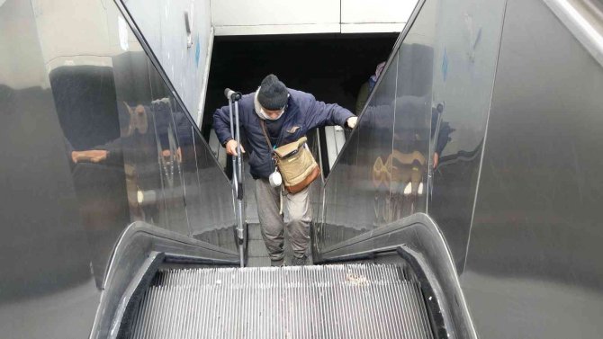 Metroda yürüyen merdiven çilesi