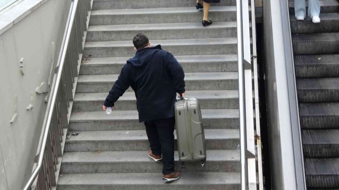 Metroda yürüyen merdiven çilesi