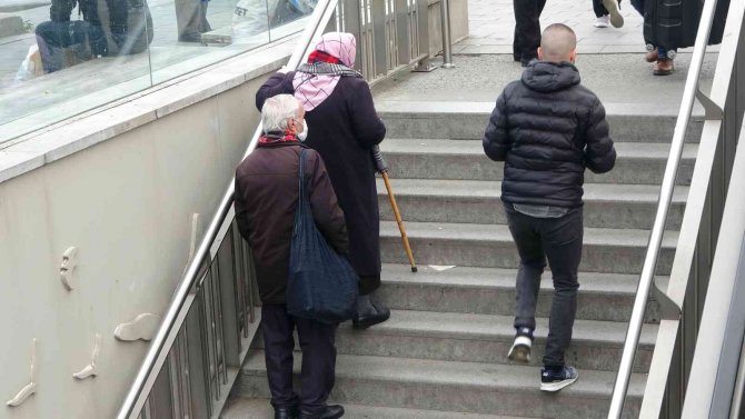 Metroda yürüyen merdiven çilesi