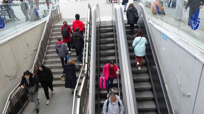 Metroda yürüyen merdiven çilesi