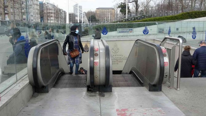 Metroda yürüyen merdiven çilesi