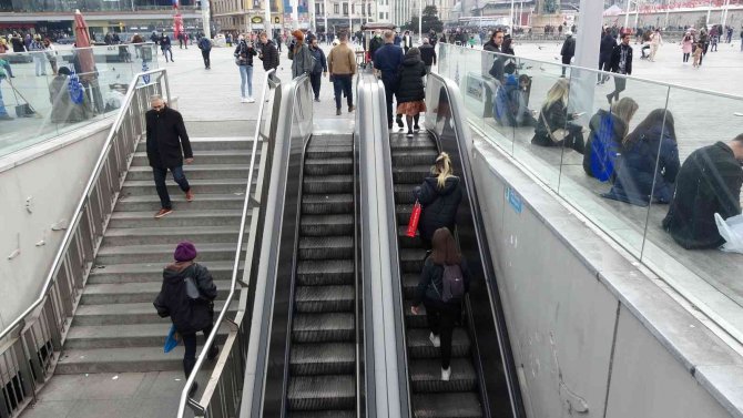 Metroda yürüyen merdiven çilesi
