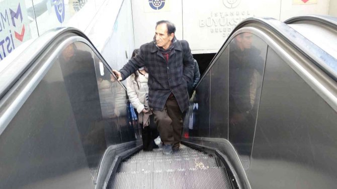 Metroda yürüyen merdiven çilesi