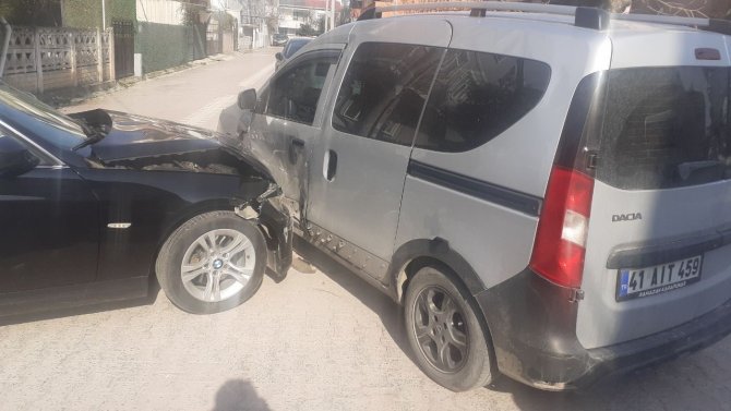Otomobil ile hafif ticari araç çarpıştı, sürücüler birbirine girdi