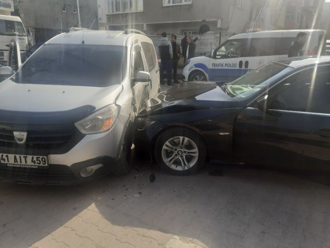 Otomobil ile hafif ticari araç çarpıştı, sürücüler birbirine girdi