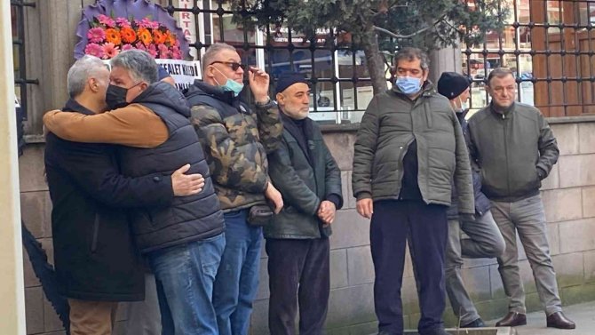 Otomobil karşı şeride geçti, ön camdan fırlayan sürücü hayatını kaybetti