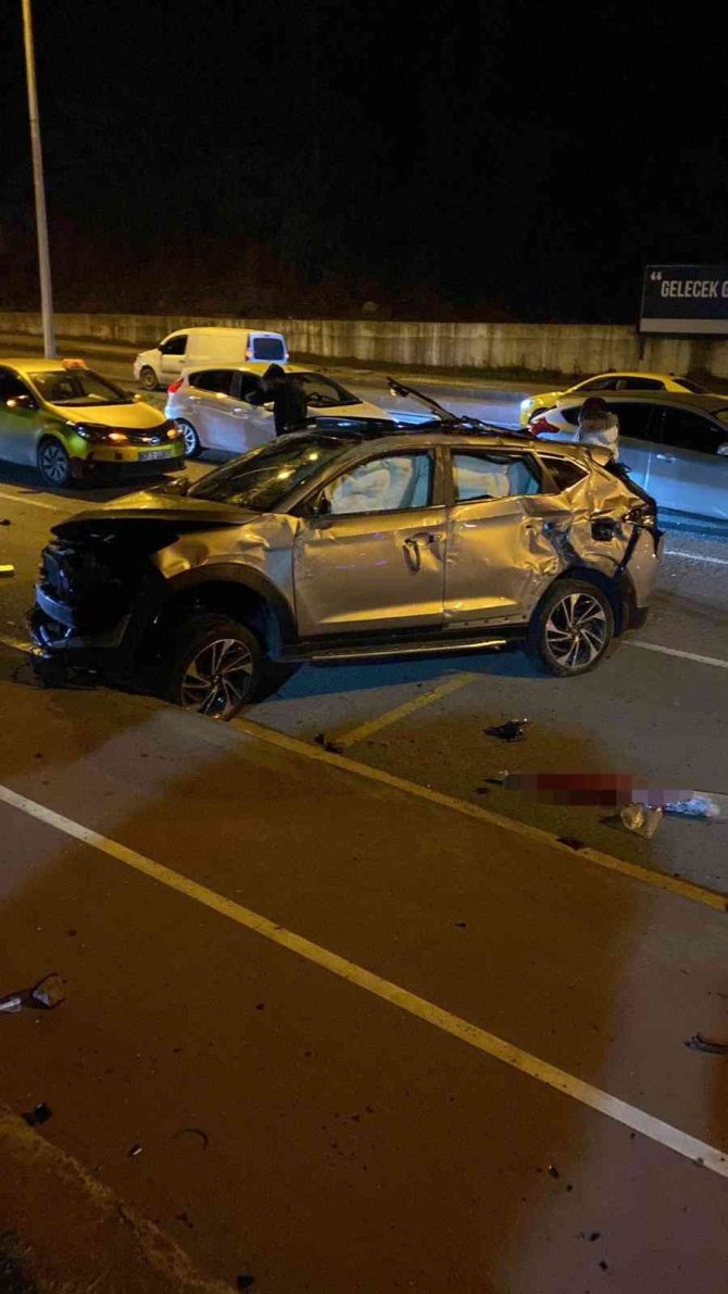 Otomobil karşı şeride geçti, ön camdan fırlayan sürücü hayatını kaybetti