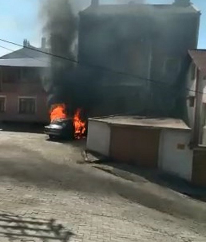 Park halindeki otomobil alev alev yandı