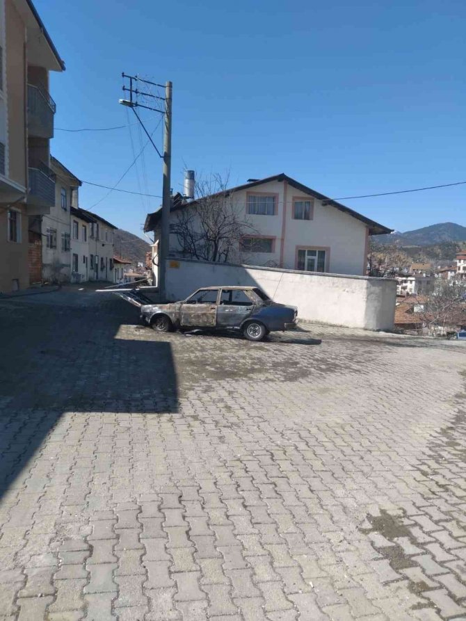 Park halindeki otomobil alev alev yandı