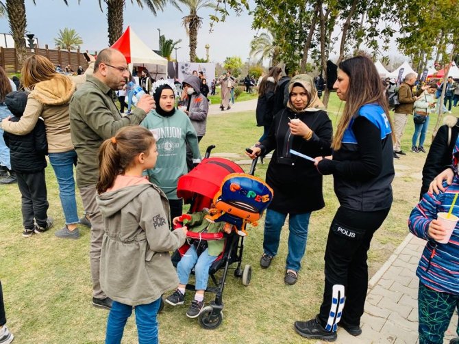 Polis karnavalda vatandaşları suça karşı uyardı