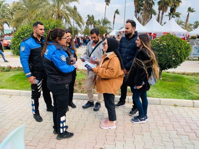 Polis karnavalda vatandaşları suça karşı uyardı