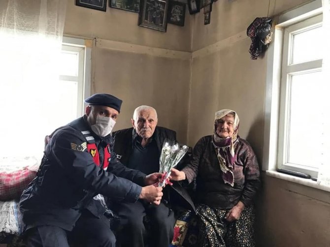 Polis ve jandarma ekipleri yaşlılara karanfil armağan etti