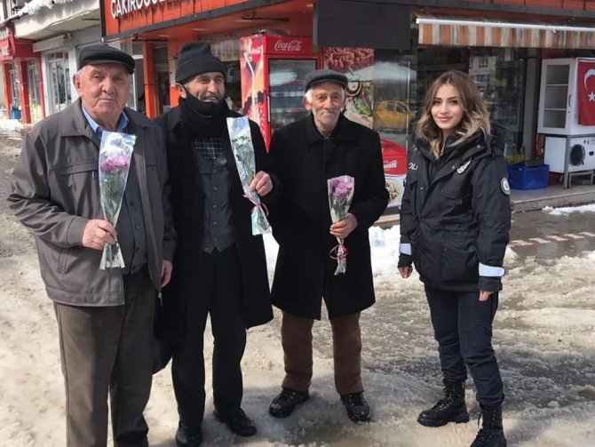 Polis ve jandarma ekipleri yaşlılara karanfil armağan etti