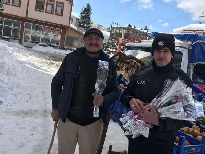 Polis ve jandarma ekipleri yaşlılara karanfil armağan etti