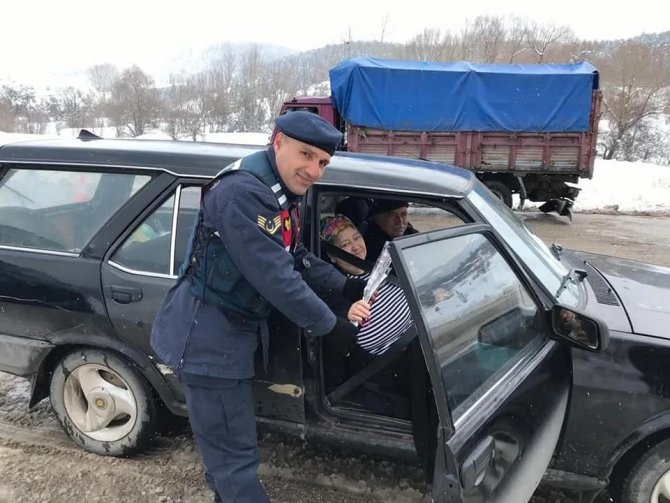 Polis ve jandarma ekipleri yaşlılara karanfil armağan etti