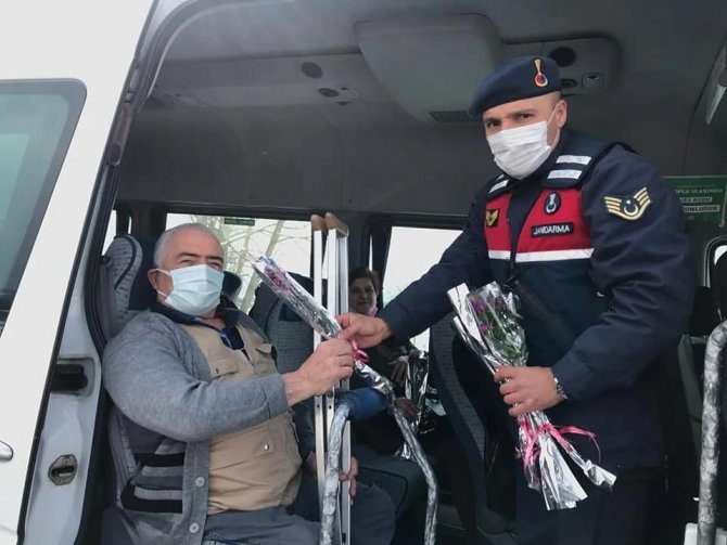 Polis ve jandarma ekipleri yaşlılara karanfil armağan etti