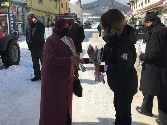 Polis ve jandarma ekipleri yaşlılara karanfil armağan etti