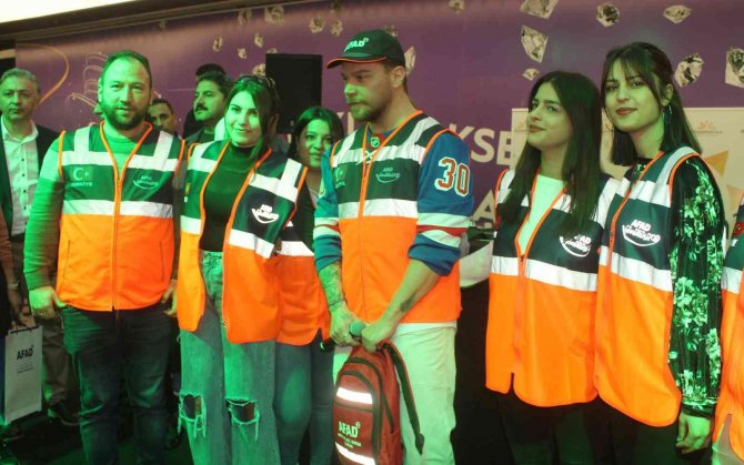 Şarkıcı Sinan Akçıl, AFAD gönüllüsü oldu