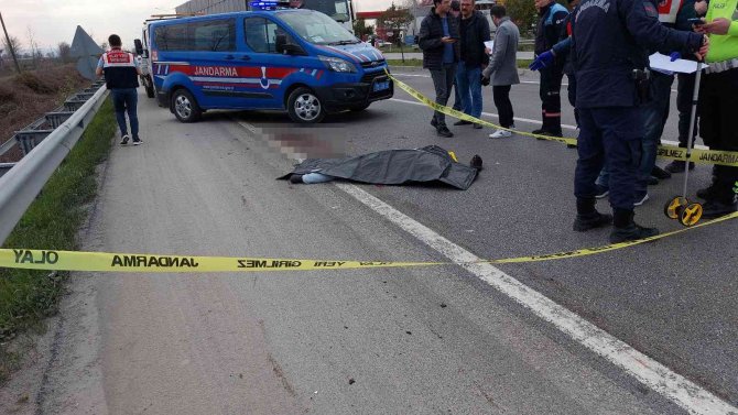 Takla atan otomobilin sürücüsü araçtan fırlayarak hayatını kaybetti