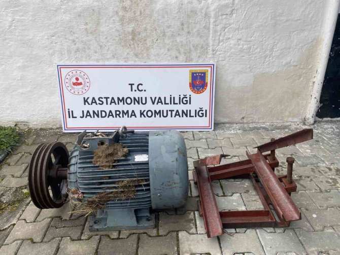 Tarladaki su dinamosunu çalan hırsızlar yakayı ele verdi