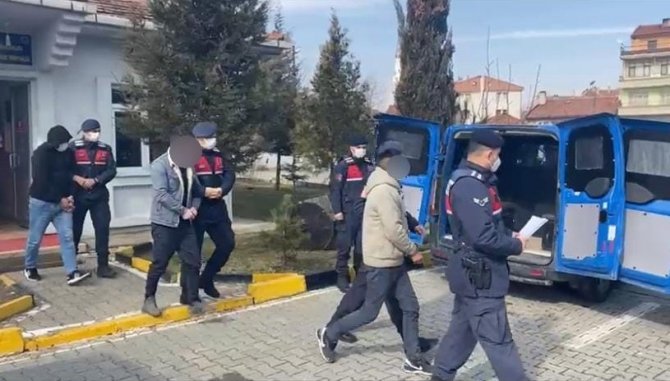 Tarladaki su dinamosunu çalan hırsızlar yakayı ele verdi