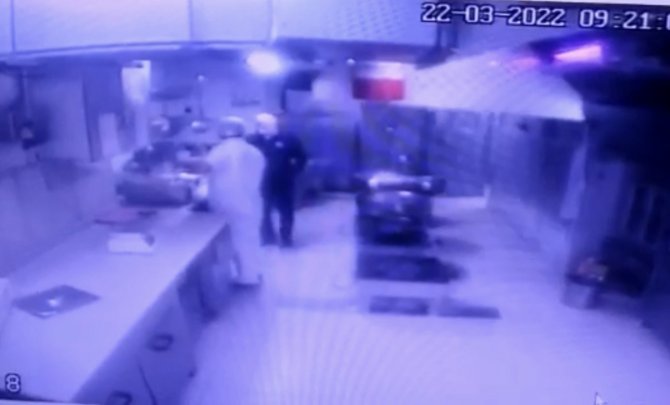 Ünlü muhallebicide dehşet anları: Önce bıçakladı, sonra yerde darp etti