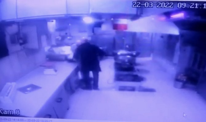 Ünlü muhallebicide dehşet anları: Önce bıçakladı, sonra yerde darp etti