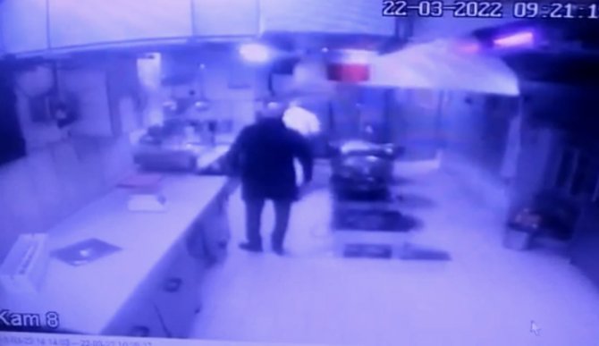 Ünlü muhallebicide dehşet anları: Önce bıçakladı, sonra yerde darp etti