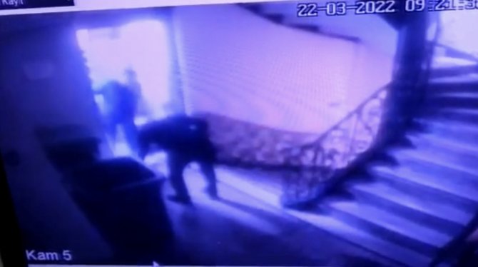 Ünlü muhallebicide dehşet anları: Önce bıçakladı, sonra yerde darp etti