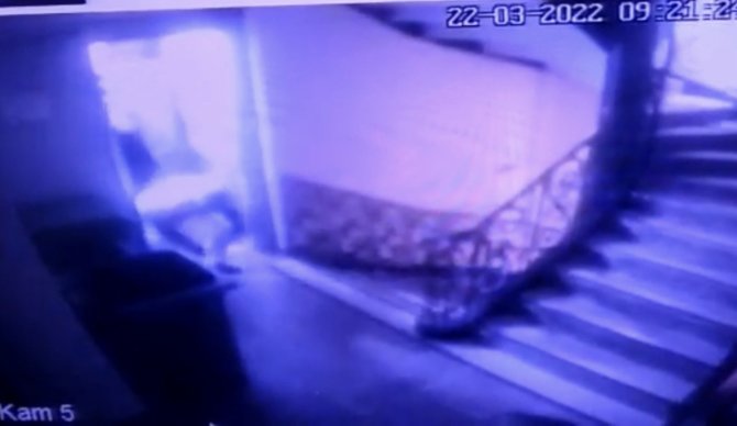 Ünlü muhallebicide dehşet anları: Önce bıçakladı, sonra yerde darp etti