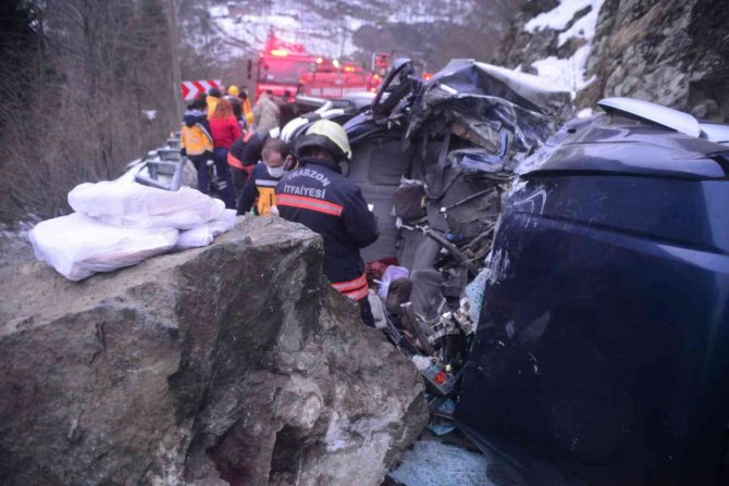 Üzerine kaya düşen aracın içerisindeki 4 kişinin cansız bedenleri çıkartıldı