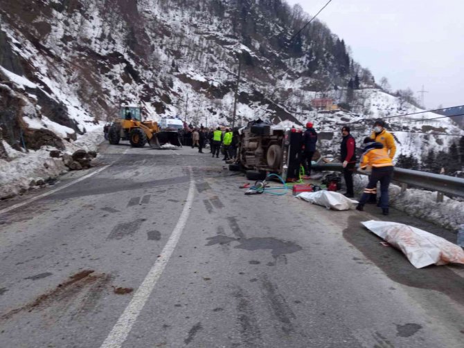 Üzerine kaya düşen aracın içerisindeki 4 kişinin cansız bedenleri çıkartıldı