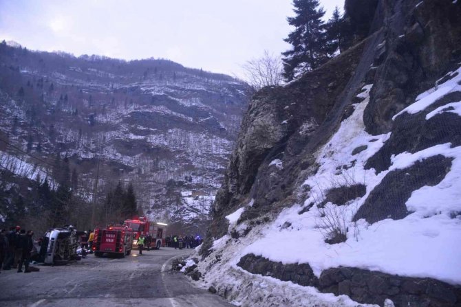 Üzerine kaya düşen aracın içerisindeki 4 kişinin cansız bedenleri çıkartıldı