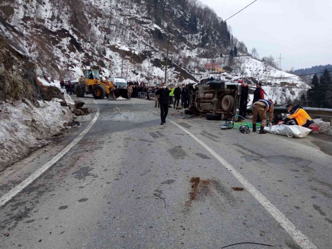 Üzerine kaya düşen aracın içerisindeki 4 kişinin cansız bedenleri çıkartıldı
