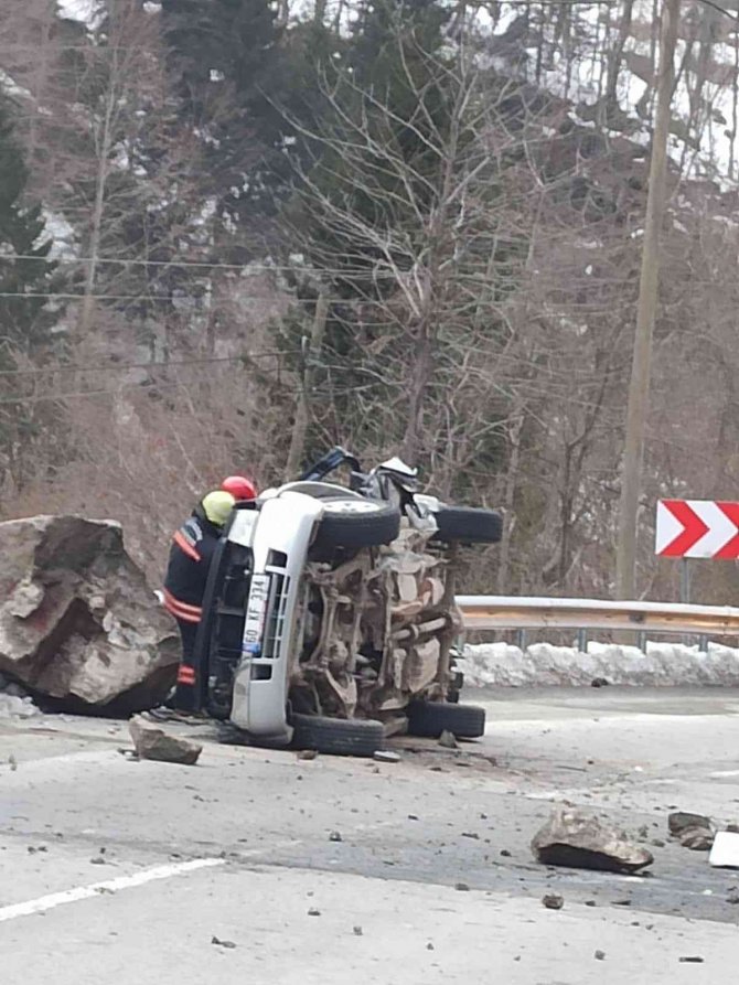Üzerine kaya düşen aracın içerisindeki 4 kişinin cansız bedenleri çıkartıldı