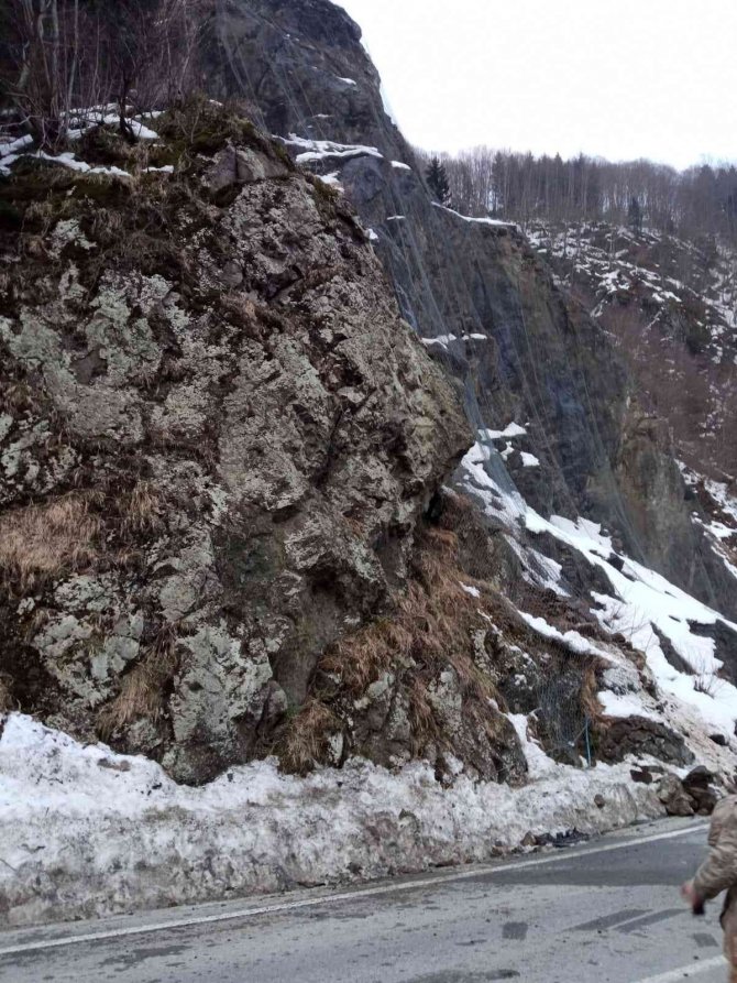 Üzerine kaya düşen aracın içerisindeki 4 kişinin cansız bedenleri çıkartıldı