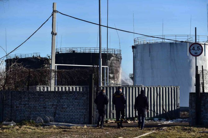 Vurulan yakıt deposu yangın sonrası görüntülendi