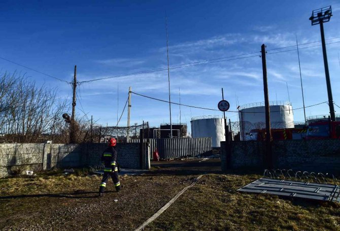 Vurulan yakıt deposu yangın sonrası görüntülendi