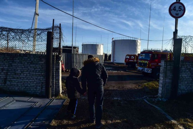 Vurulan yakıt deposu yangın sonrası görüntülendi