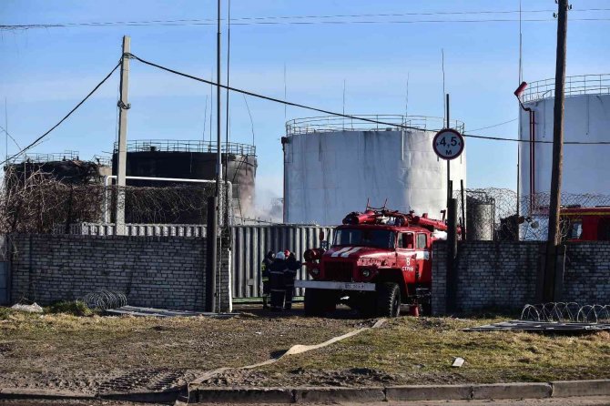 Vurulan yakıt deposu yangın sonrası görüntülendi