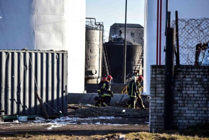 Vurulan yakıt deposu yangın sonrası görüntülendi