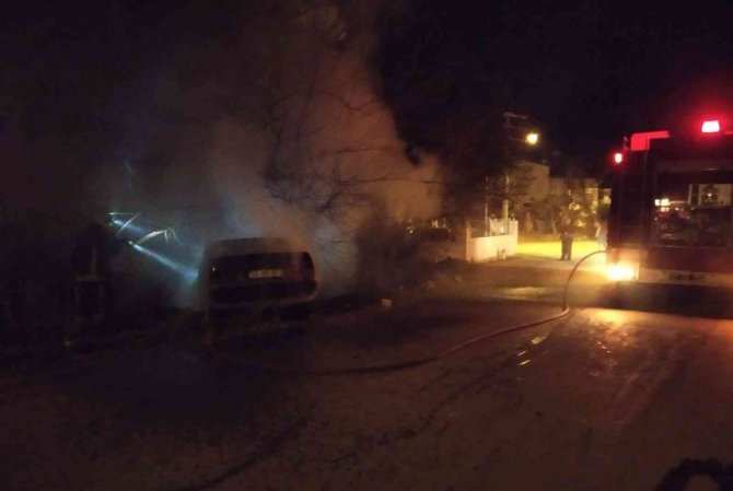 Yeni satın aldığı aracı seyir halindeyken cayır cayır yandı