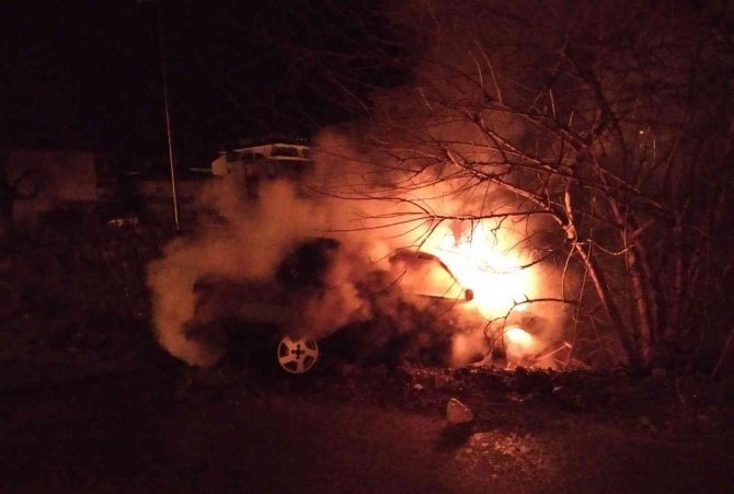 Yeni satın aldığı aracı seyir halindeyken cayır cayır yandı