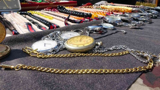 30 yıldır biriktirdiği antika ve otantik eşyalar insanları geçmişe götürüyor